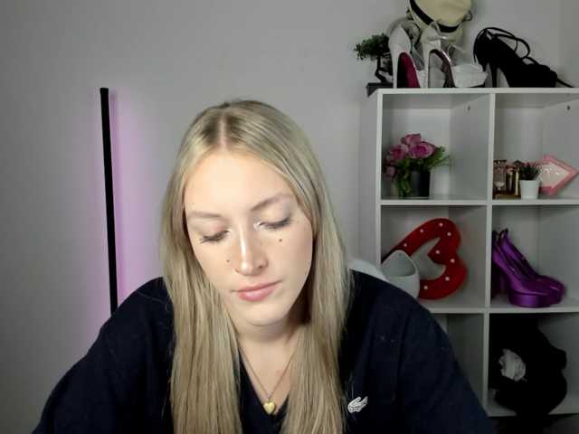 EvelynBlond live cam on BongaCams