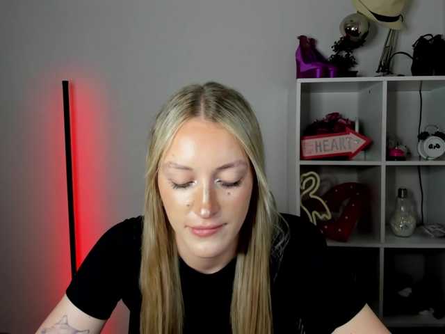 EvelynBlond live cam on BongaCams