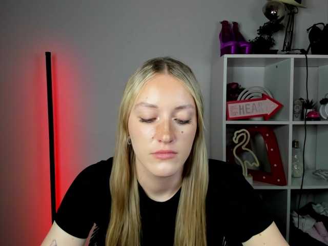 EvelynBlond live cam on BongaCams