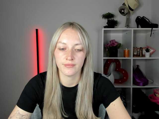 EvelynBlond live cam on BongaCams
