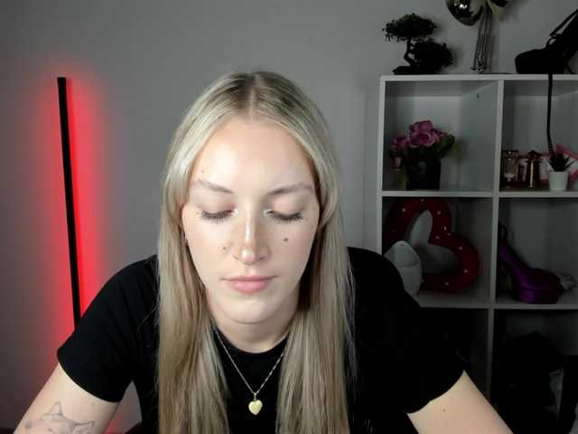 EvelynBlond live cam on BongaCams