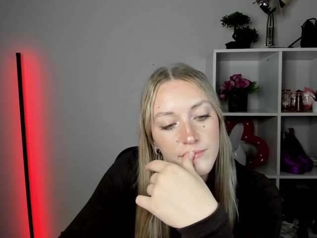 EvelynBlond live webcam show