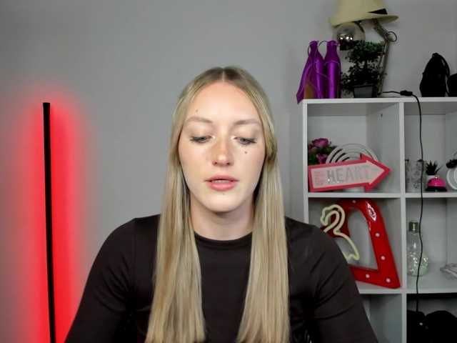 EvelynBlond26 webcam