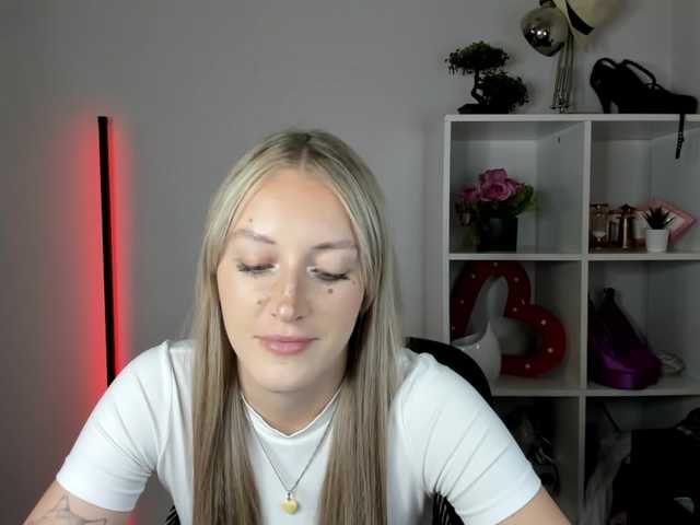 EvelynBlond live cam on BongaCams