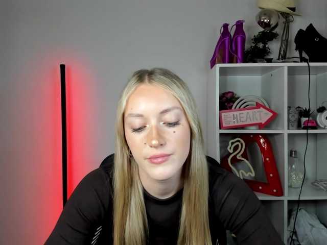 EvelynBlond26 webcam