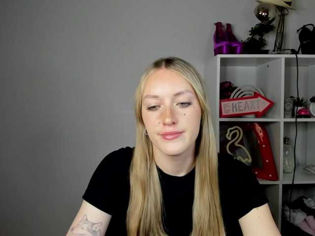 EvelynBlond live cam on BongaCams