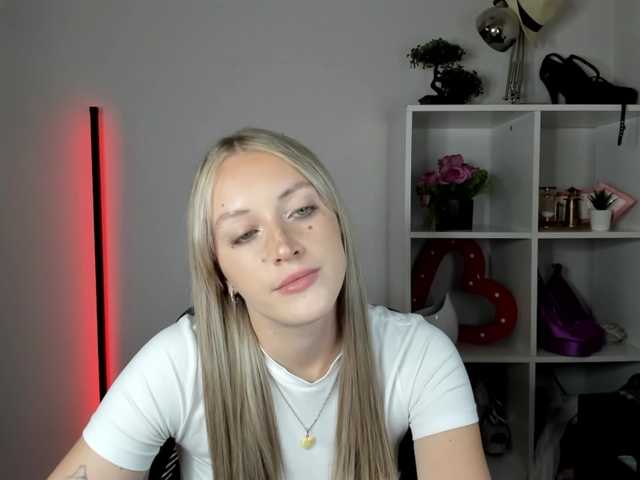 EvelynBlond live cam on BongaCams