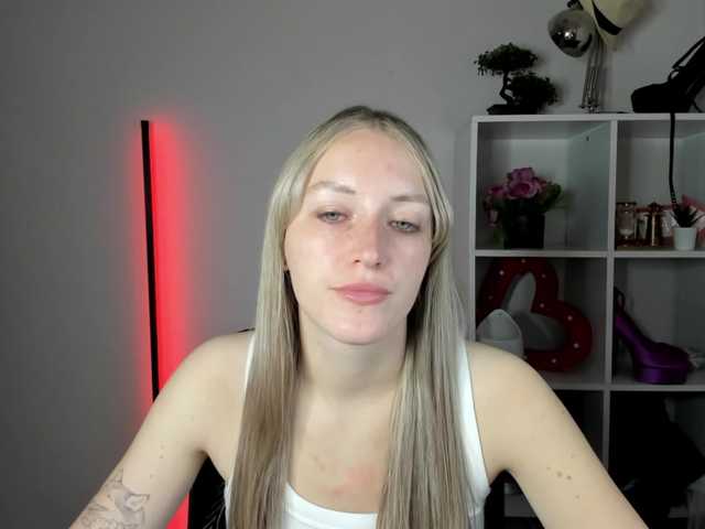 EvelynBlond live cam on BongaCams