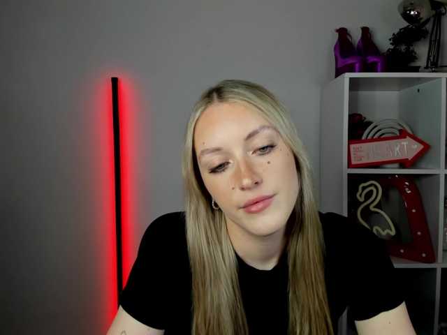 EvelynBlond live cam on BongaCams
