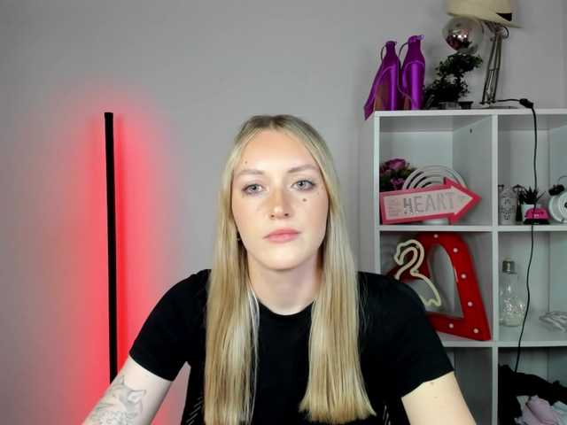 EvelynBlond live cam on BongaCams