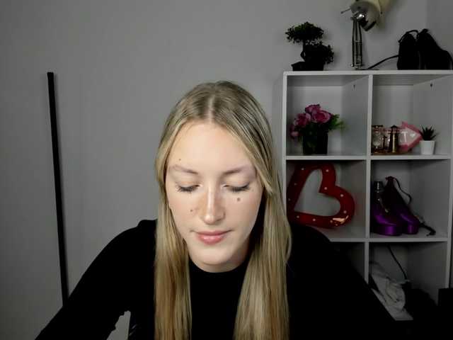 EvelynBlond live cam on BongaCams