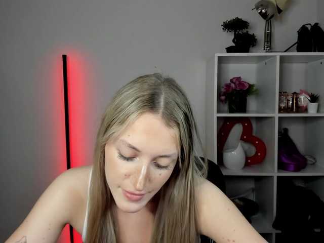 EvelynBlond26 live webcam show