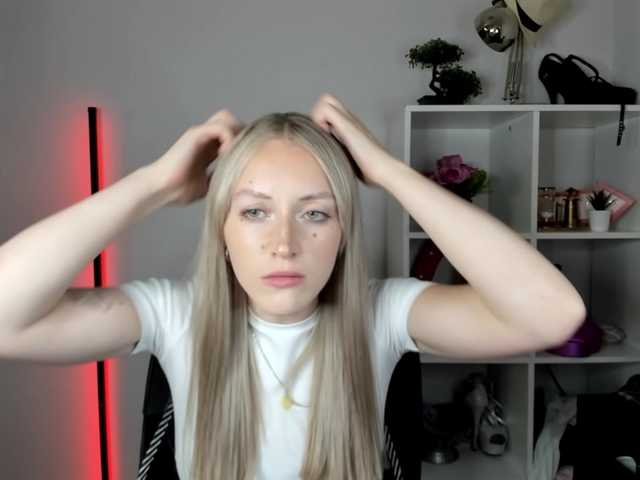EvelynBlond live cam on BongaCams