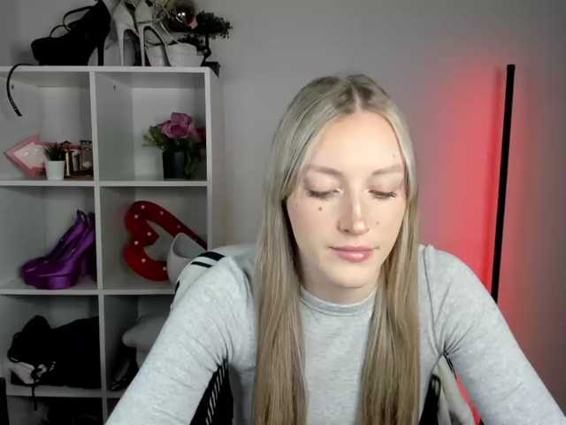 EvelynBlond live cam on BongaCams