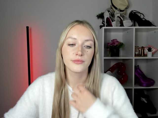 EvelynBlond live cam on BongaCams