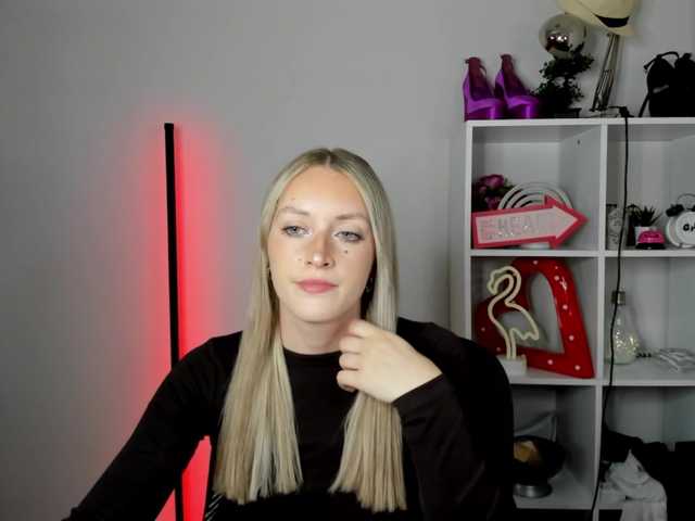 EvelynBlond live cam on BongaCams