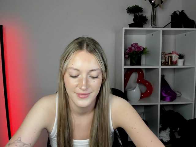 EvelynBlond live cam on BongaCams