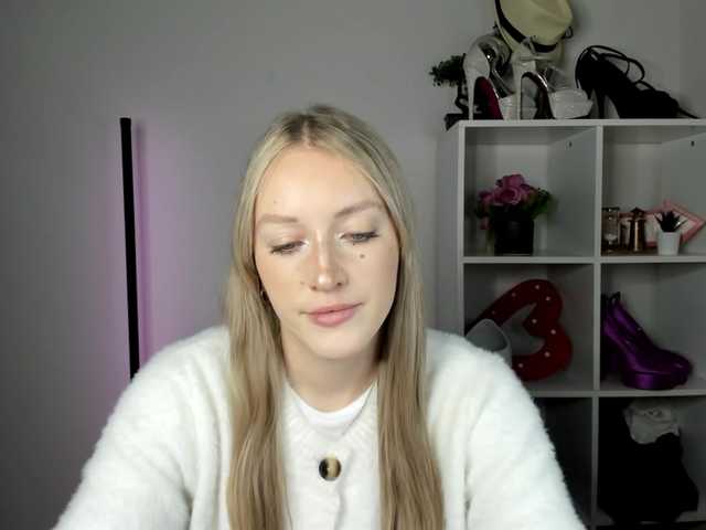 EvelynBlond live cam on BongaCams
