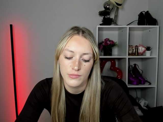 EvelynBlond live cam on BongaCams