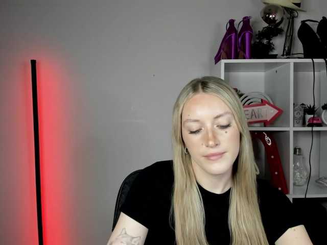 EvelynBlond live cam on BongaCams