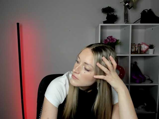 EvelynBlond live cam on BongaCams