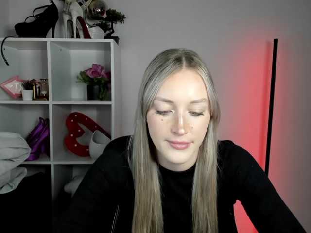 EvelynBlond live cam on BongaCams