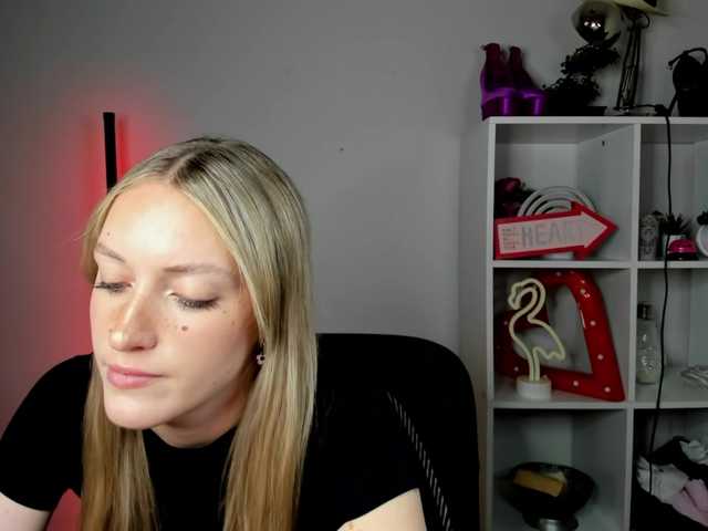 EvelynBlond live cam on BongaCams