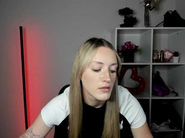 EvelynBlond live cam on BongaCams