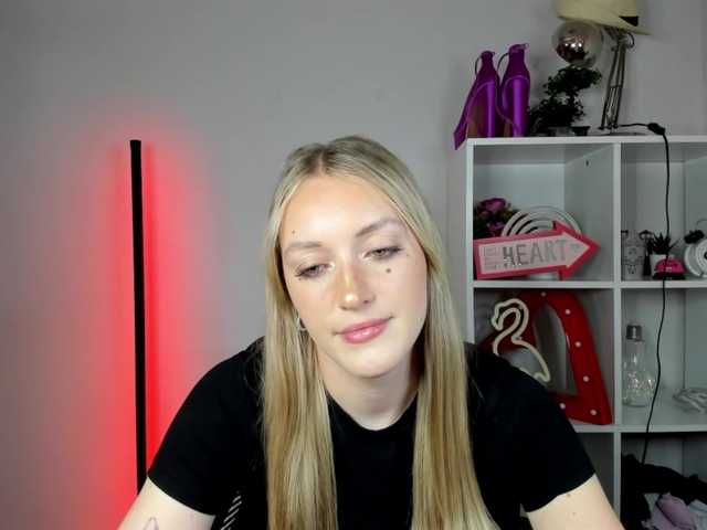 EvelynBlond live cam on BongaCams