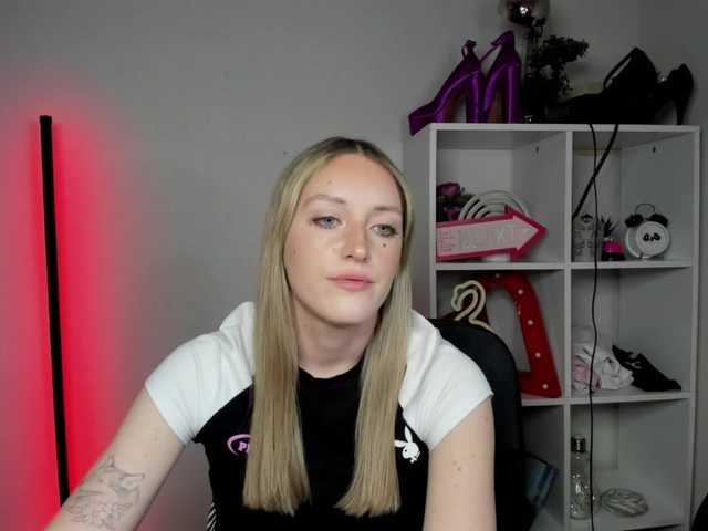 EvelynBlond Live Cam on BongaCams