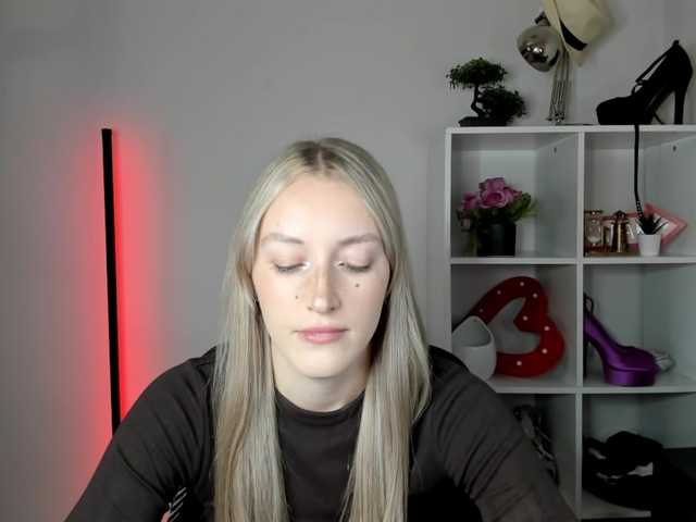 EvelynBlond live cam on BongaCams