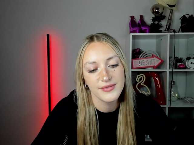 EvelynBlond live cam on BongaCams