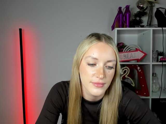 EvelynBlond live cam on BongaCams