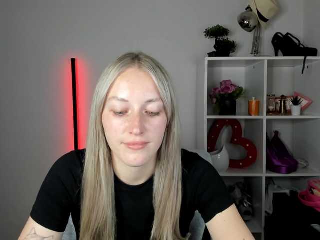 EvelynBlond live cam on BongaCams