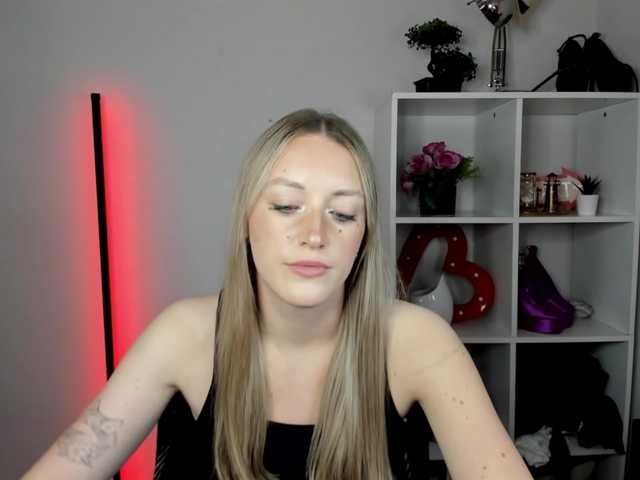 EvelynBlond live cam on BongaCams