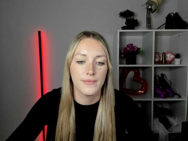 EvelynBlond live cam on BongaCams