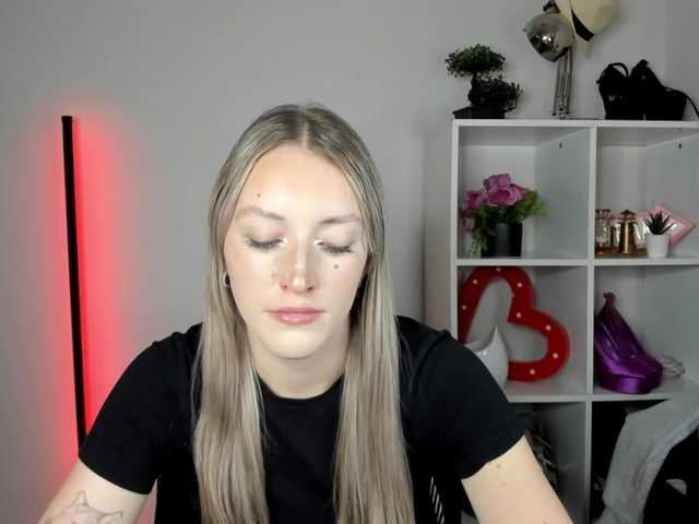 EvelynBlond live cam on BongaCams