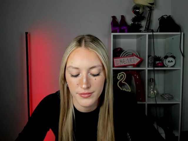 EvelynBlond live cam on BongaCams