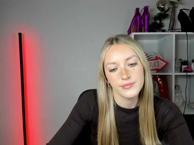 EvelynBlond live cam on BongaCams