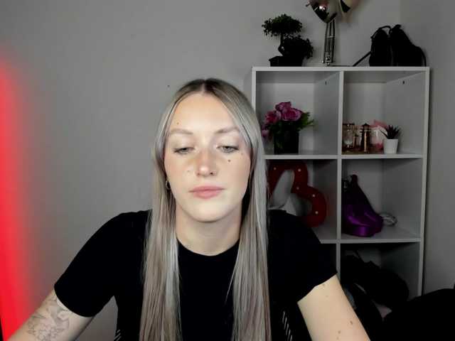 EvelynBlond live cam on BongaCams