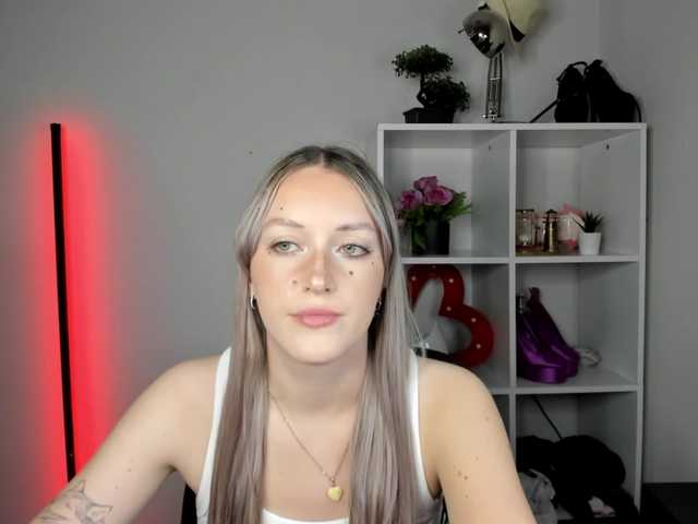 EvelynBlond live cam on BongaCams