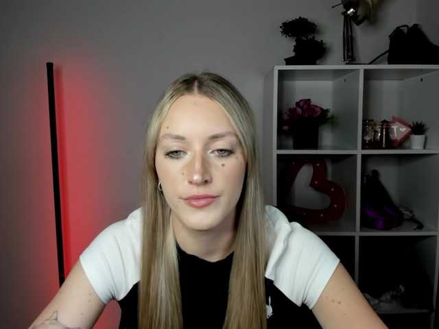 EvelynBlond live cam on BongaCams