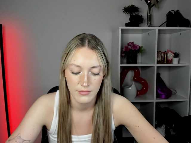 EvelynBlond live cam on BongaCams