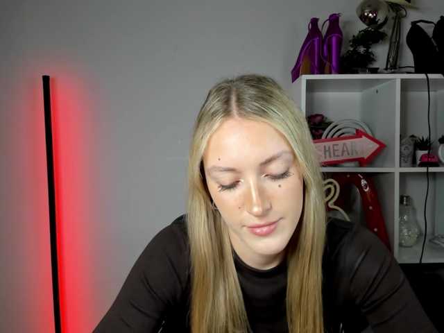 EvelynBlond live cam on BongaCams