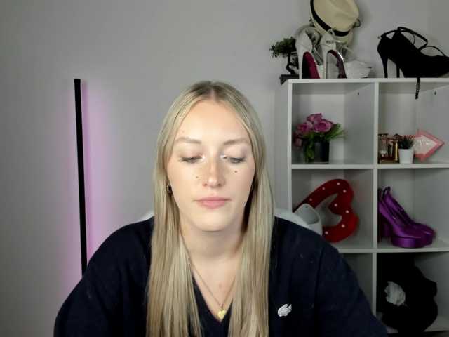 EvelynBlond live cam on BongaCams