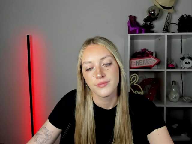 EvelynBlond live cam on BongaCams