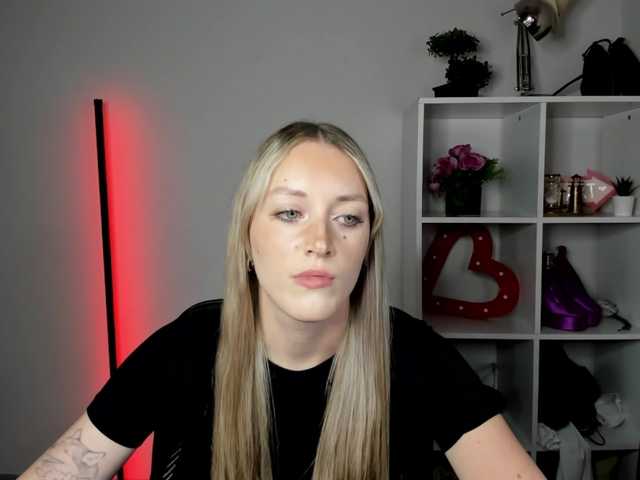 EvelynBlond live cam on BongaCams