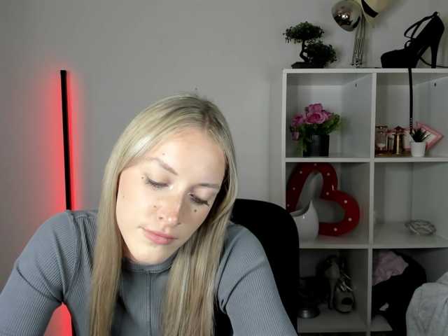 EvelynBlond live cam on BongaCams