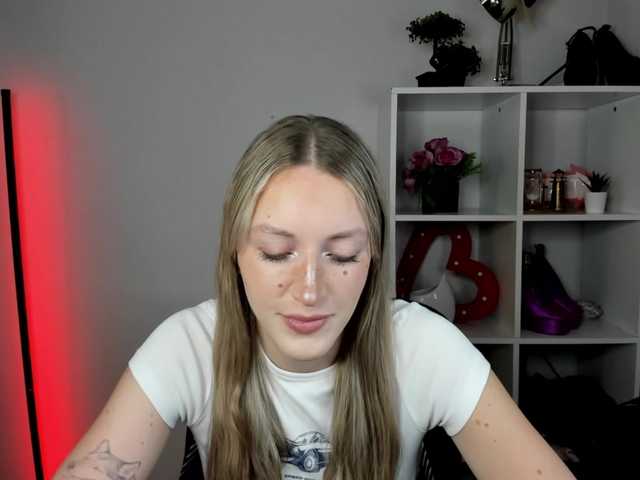 EvelynBlond live cam on BongaCams
