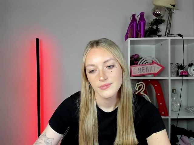 EvelynBlond live cam on BongaCams
